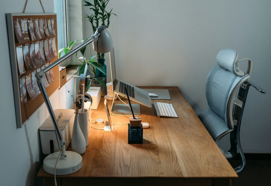 Foldable laptop stand